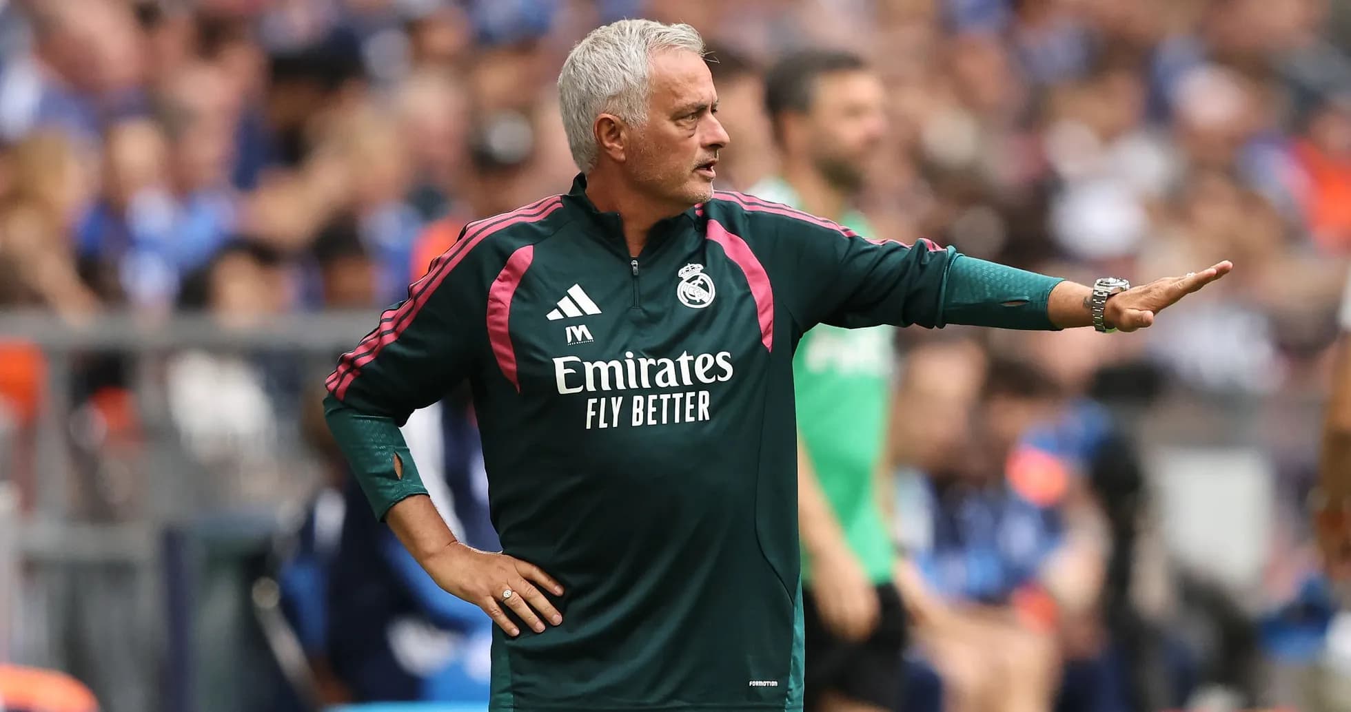 Тренер Real Madrid даёт указания во время матча Тренер Real Madrid даёт указания во время матча