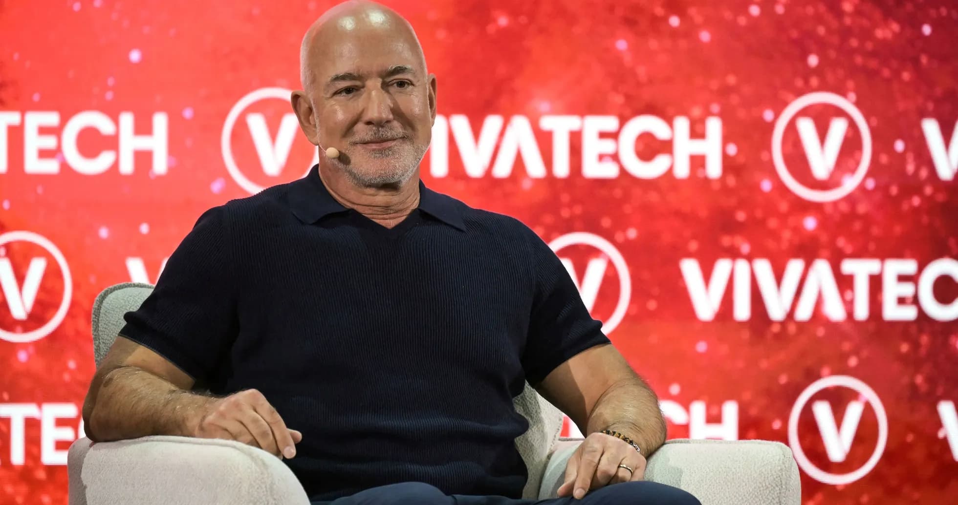 Человек на сцене с логотипом Vivatech на фоне Человек на сцене с логотипом Vivatech на фоне
