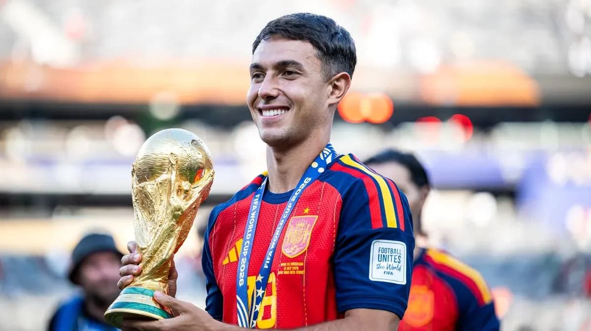 Игрок сборной Испании с Кубком мира 2026 Игрок сборной Испании с Кубком мира 2026
