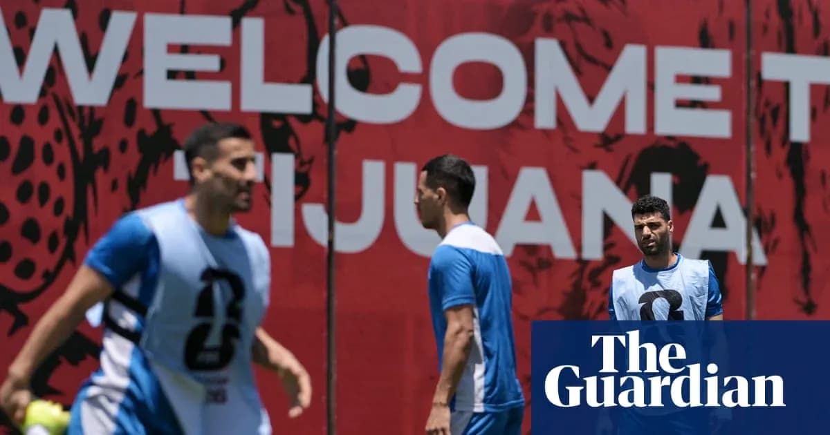 Игроки тренируются на фоне стены с надписью 'Welcome to Tijuana' Игроки тренируются на фоне стены с надписью 'Welcome to Tijuana'