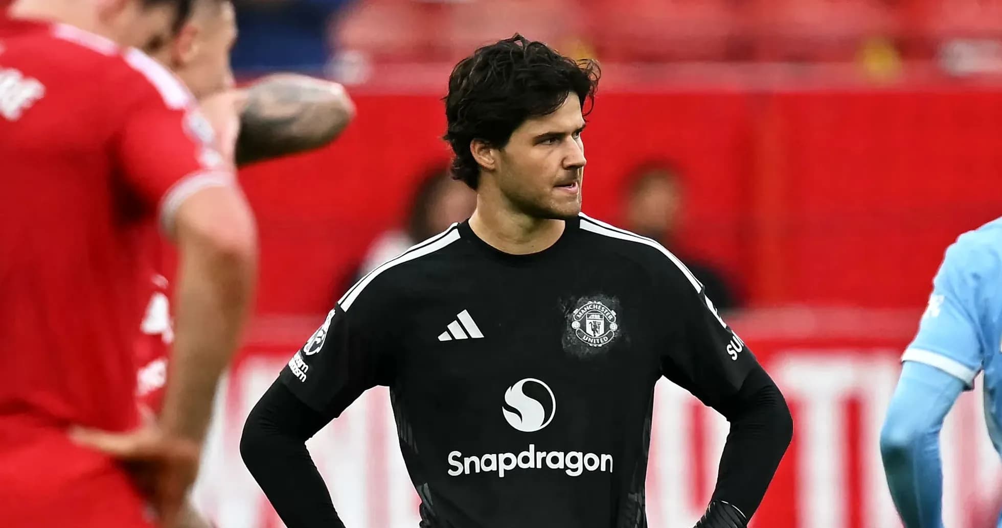 Вратарь Manchester United в черной форме на поле Вратарь Manchester United в черной форме на поле