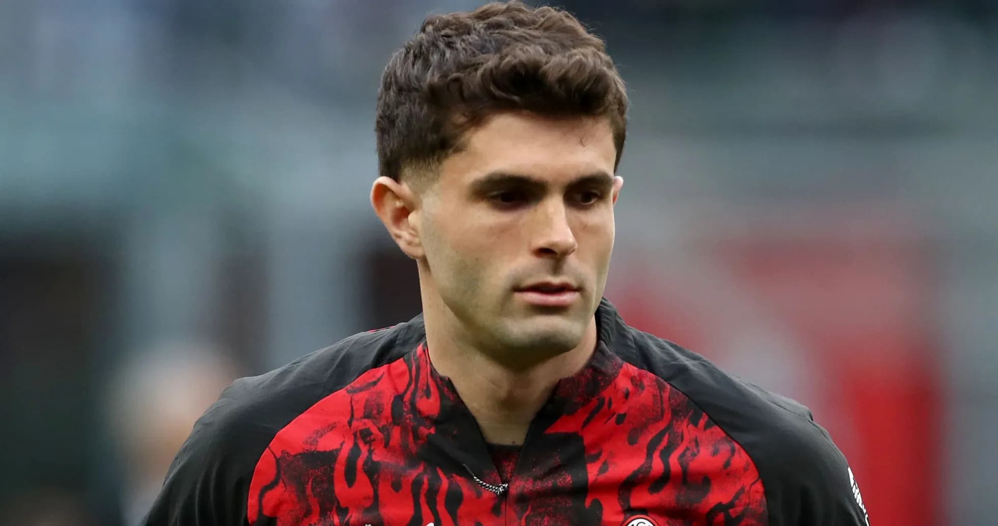 Игрок в форме AC Milan на поле Игрок в форме AC Milan на поле