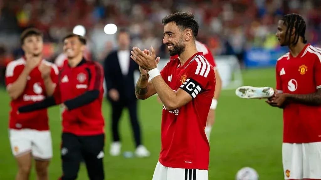 Игроки Manchester United празднуют после матча Игроки Manchester United празднуют после матча