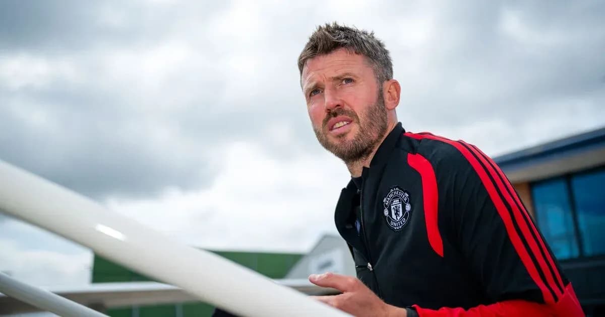 Тренер Manchester United на тренировочной площадке Тренер Manchester United на тренировочной площадке