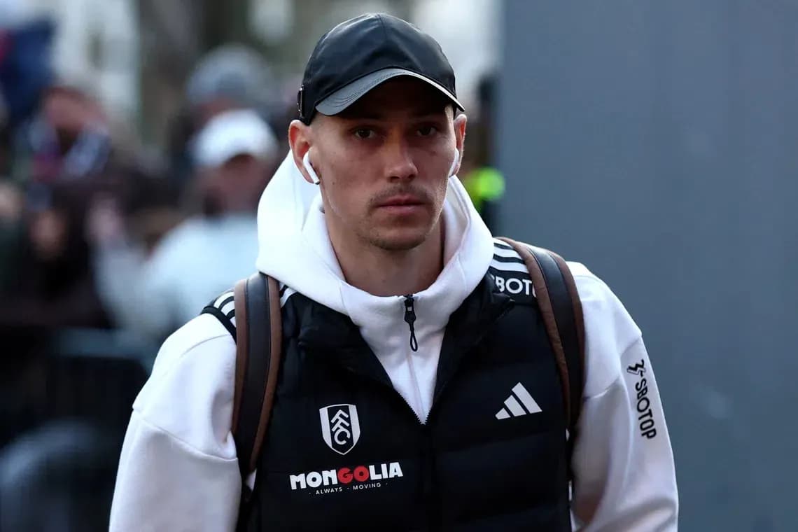 Игрок команды Fulham на пути к стадиону Игрок команды Fulham на пути к стадиону