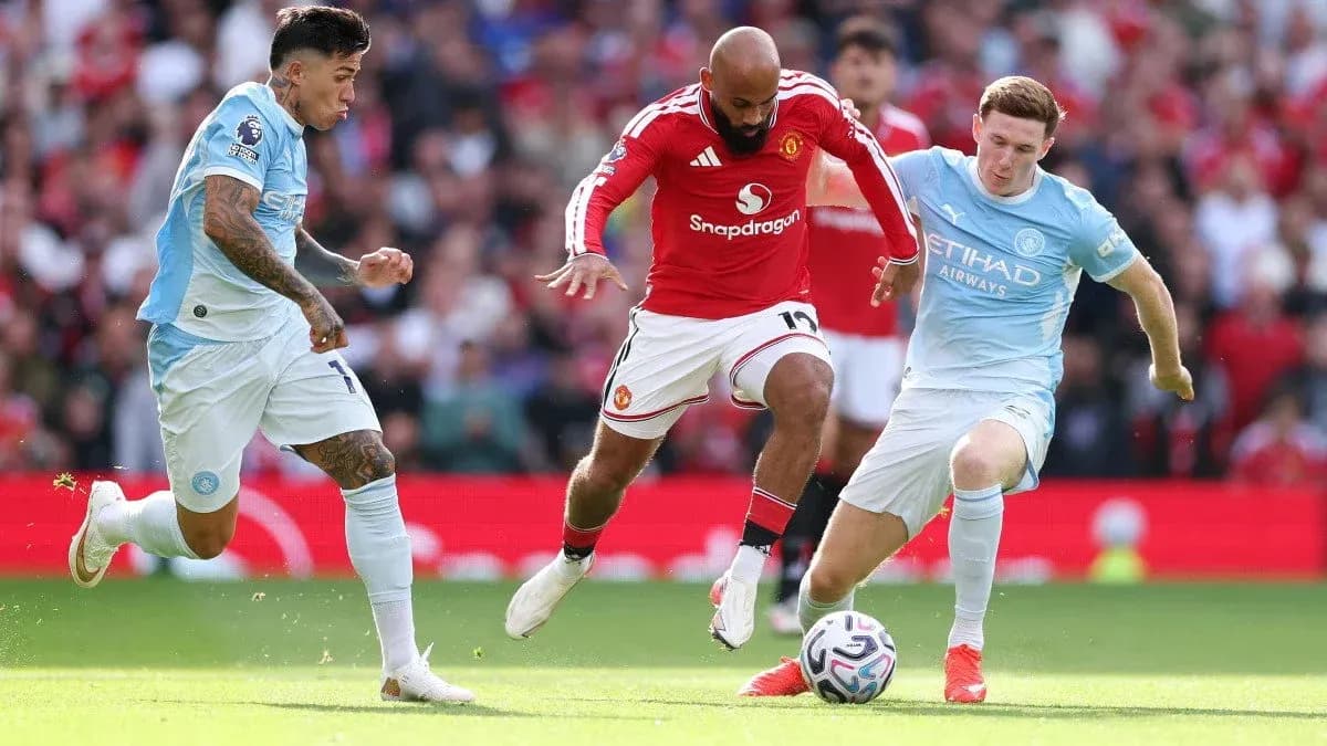 Игроки Manchester United и Manchester City борются за мяч Игроки Manchester United и Manchester City борются за мяч