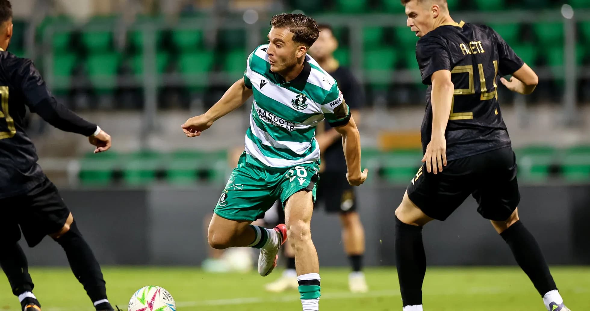 Игроки Shamrock Rovers в атаке против Egnatia Rrogozhinë Игроки Shamrock Rovers в атаке против Egnatia Rrogozhinë