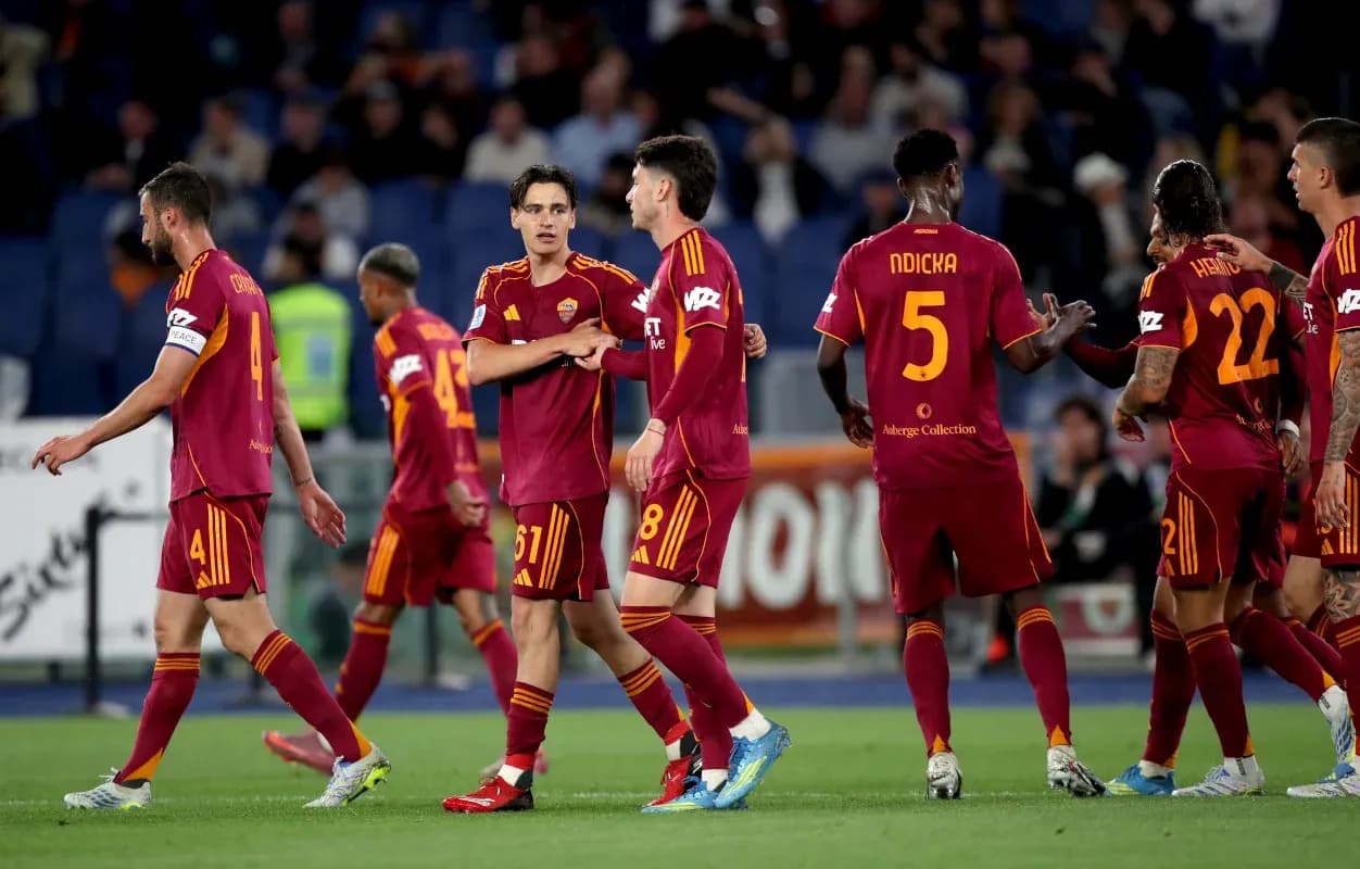 Игроки AS Roma празднуют забитый гол Игроки AS Roma празднуют забитый гол