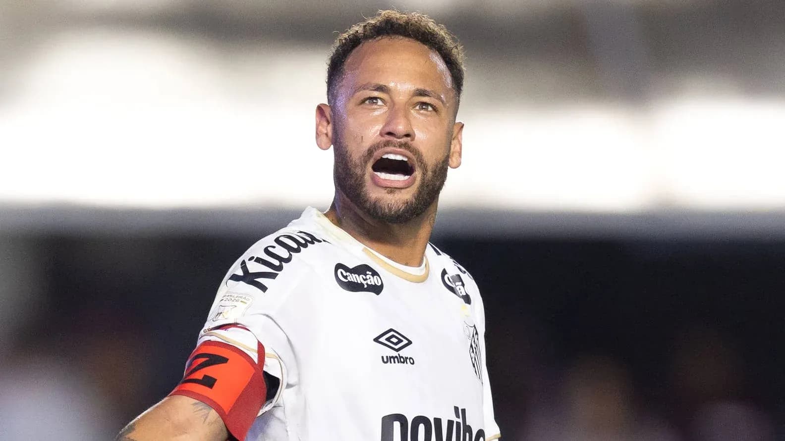 Игрок команды Santos в белой форме на поле Игрок команды Santos в белой форме на поле