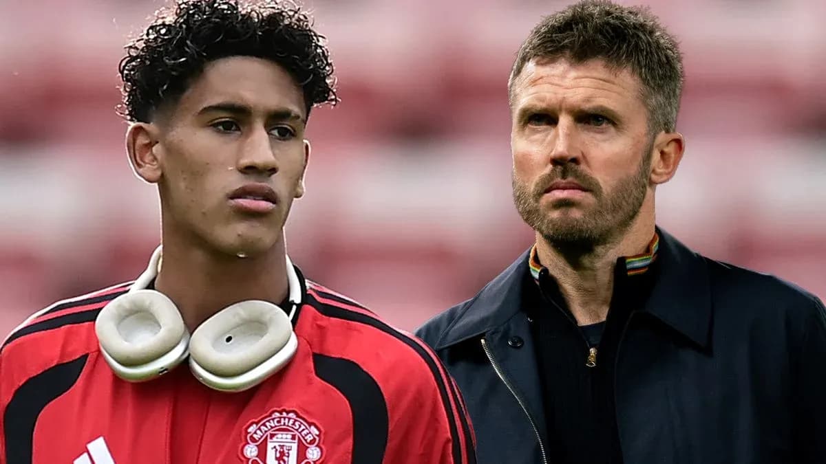 Игрок в красной форме Manchester United и тренер Игрок в красной форме Manchester United и тренер
