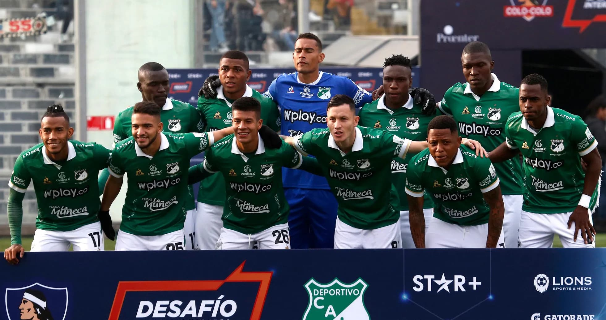 Команда Deportivo Cali позирует на фото перед матчем Команда Deportivo Cali позирует на фото перед матчем