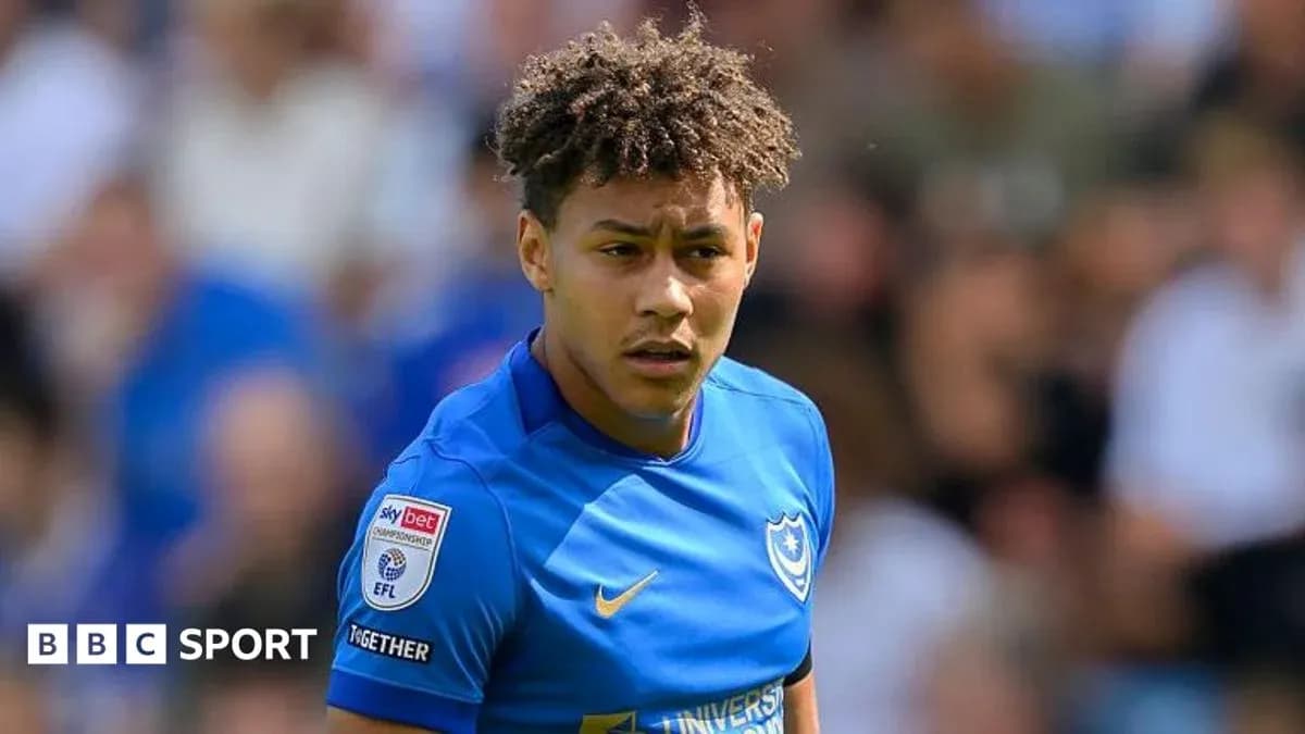 Игрок команды Portsmouth на футбольном поле Игрок команды Portsmouth на футбольном поле