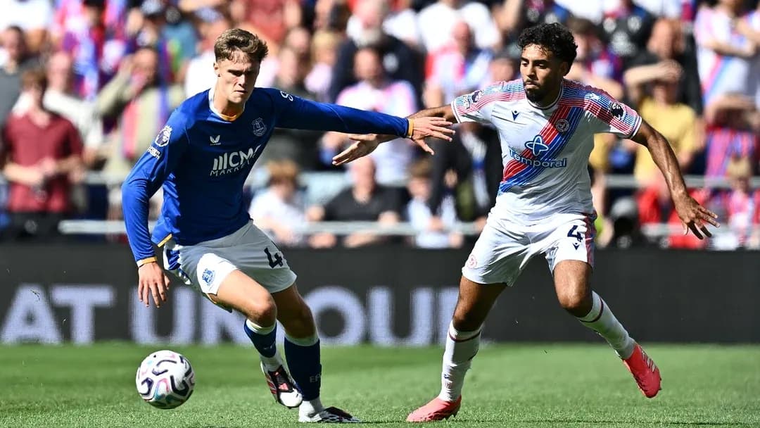 Игроки Everton и Crystal Palace борются за мяч Игроки Everton и Crystal Palace борются за мяч