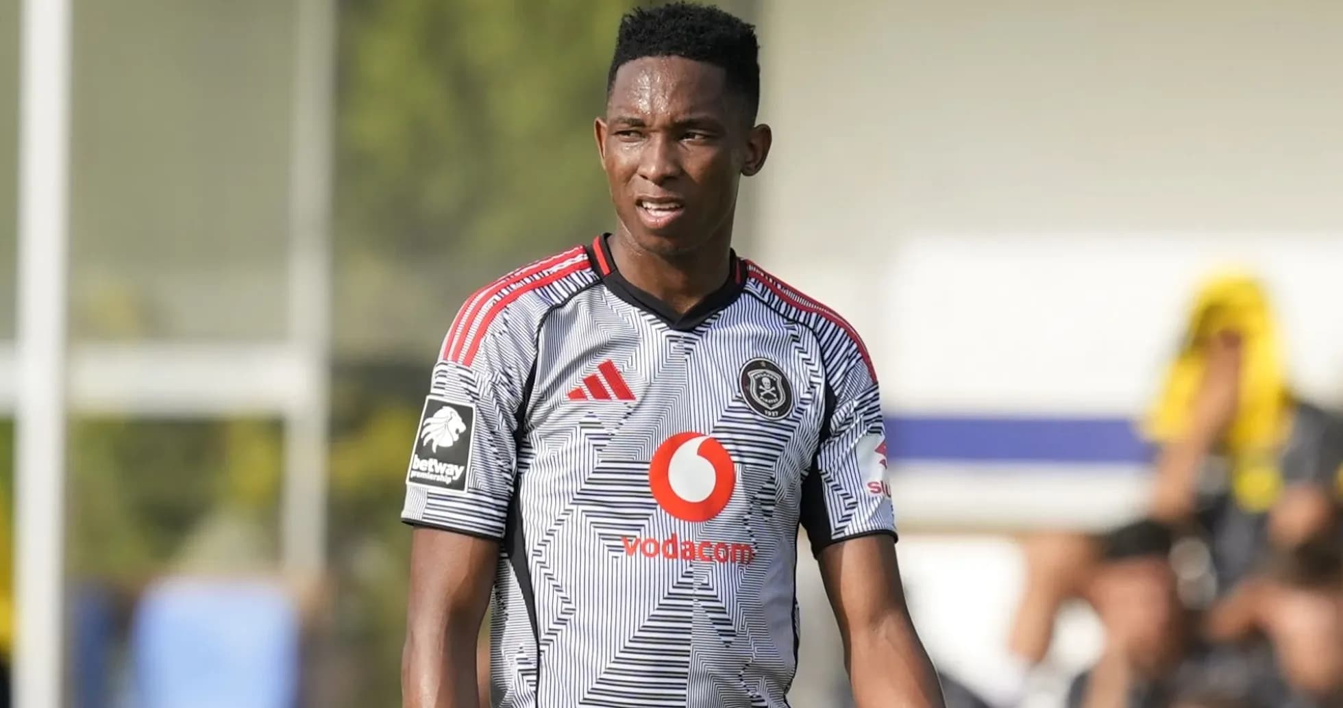 Игрок в футбольной форме команды Orlando Pirates Игрок в футбольной форме команды Orlando Pirates