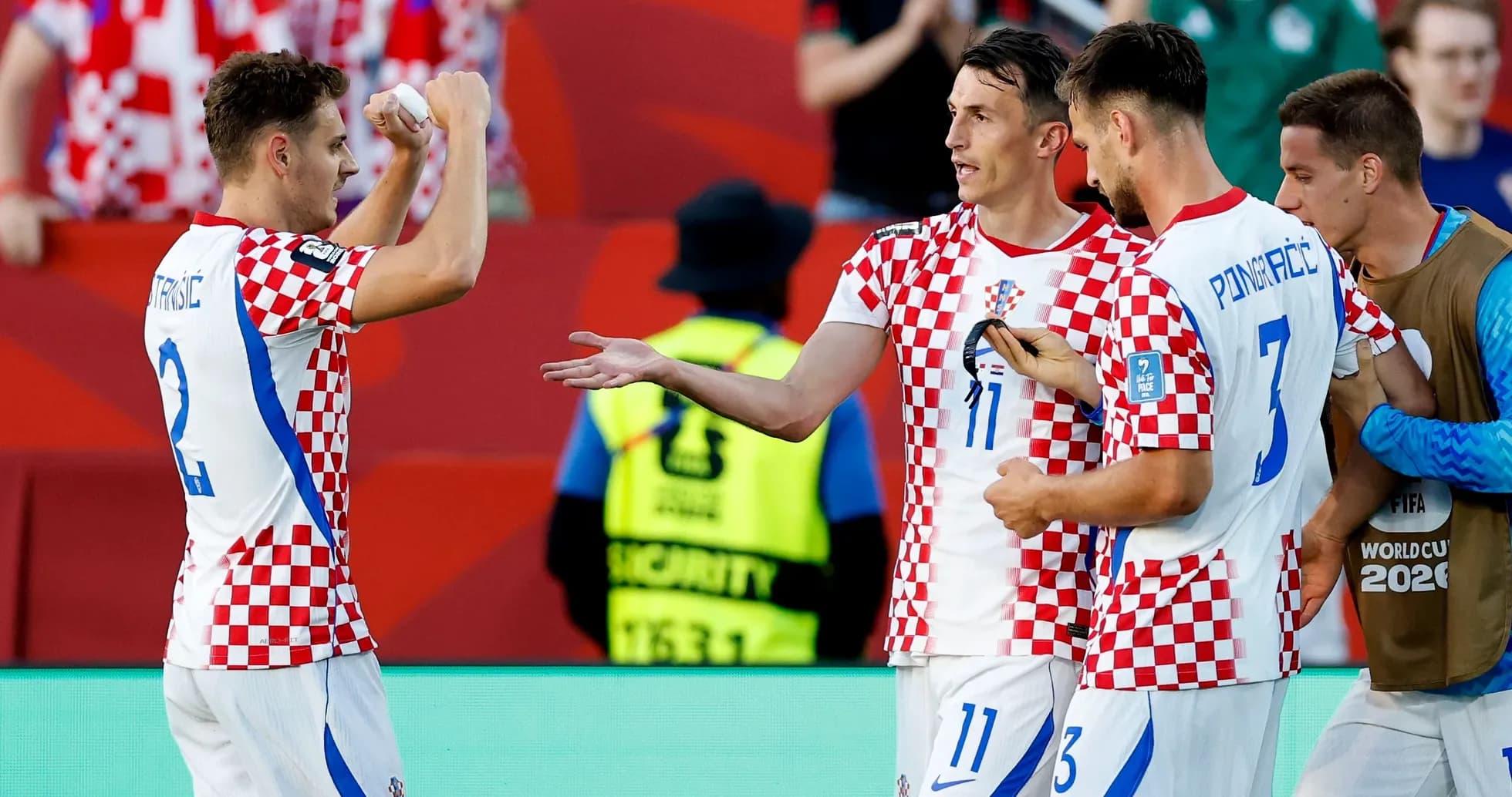 Игроки сборной Хорватии празднуют гол на поле Игроки сборной Хорватии празднуют гол на поле