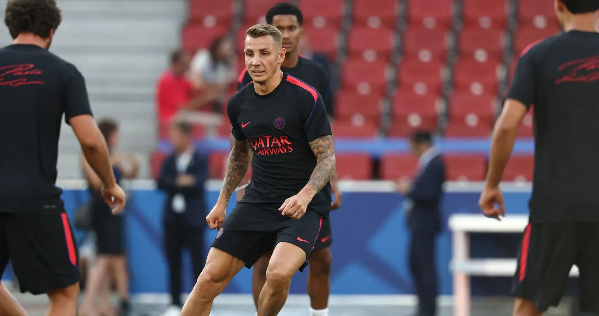 Игроки PSG тренируются на поле перед матчем Игроки PSG тренируются на поле перед матчем