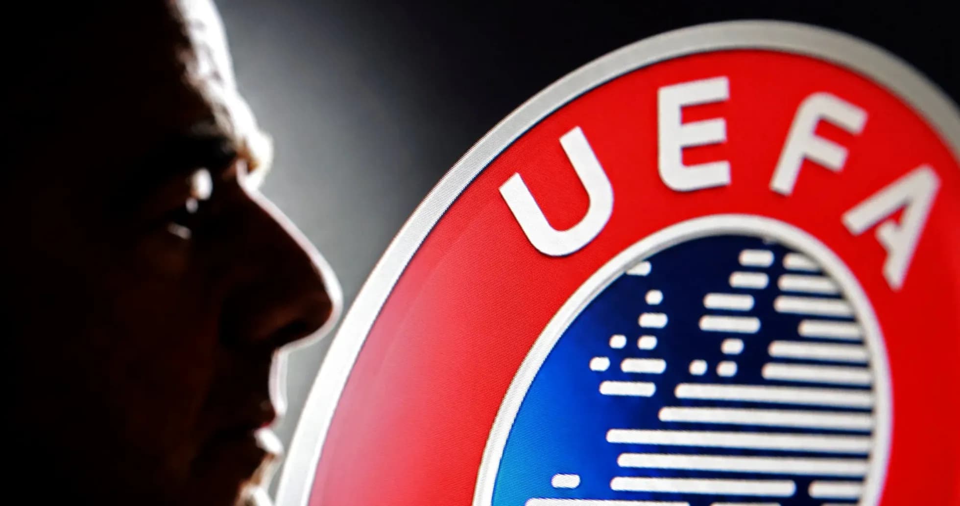 Силуэт человека рядом с логотипом UEFA Силуэт человека рядом с логотипом UEFA