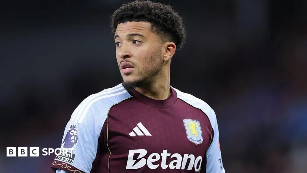 Игрок Aston Villa на поле во время матча Игрок Aston Villa на поле во время матча