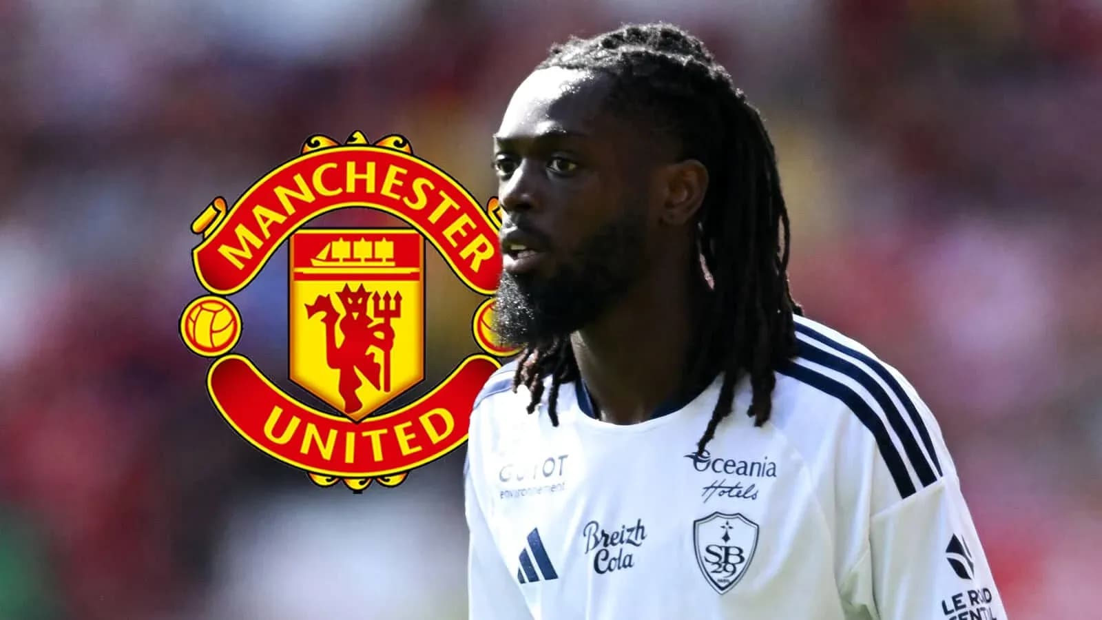 Игрок в форме команды на фоне логотипа Manchester United Игрок в форме команды на фоне логотипа Manchester United