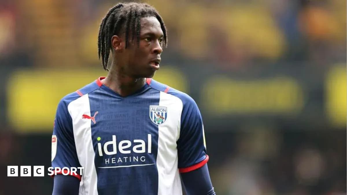 Игрок в форме West Bromwich Albion на поле Игрок в форме West Bromwich Albion на поле