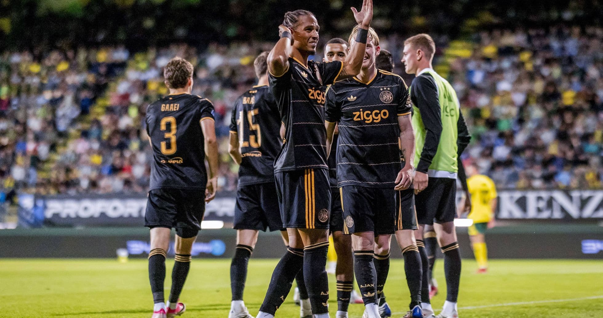 Игроки Ajax отмечают гол на стадионе Игроки Ajax отмечают гол на стадионе