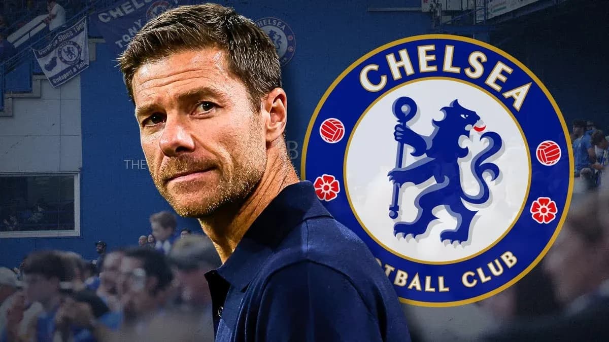 Тренер на фоне логотипа Chelsea Football Club Тренер на фоне логотипа Chelsea Football Club