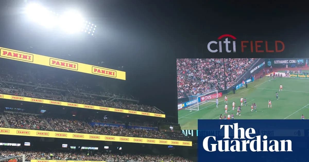 Стадион Citi Field с футбольным матчем на экране Стадион Citi Field с футбольным матчем на экране
