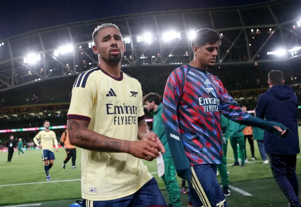 Игроки Arsenal покидают поле после матча Игроки Arsenal покидают поле после матча