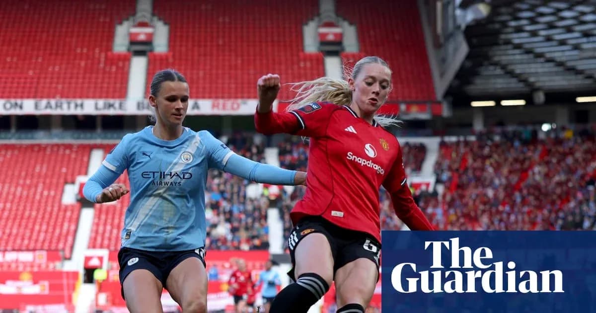 Игроки Manchester City и Manchester United на поле Игроки Manchester City и Manchester United на поле