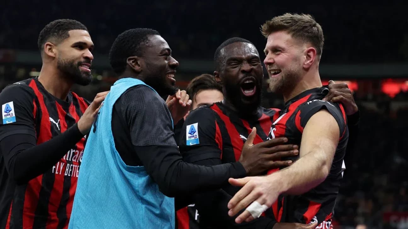 Игроки AC Milan празднуют забитый гол Игроки AC Milan празднуют забитый гол