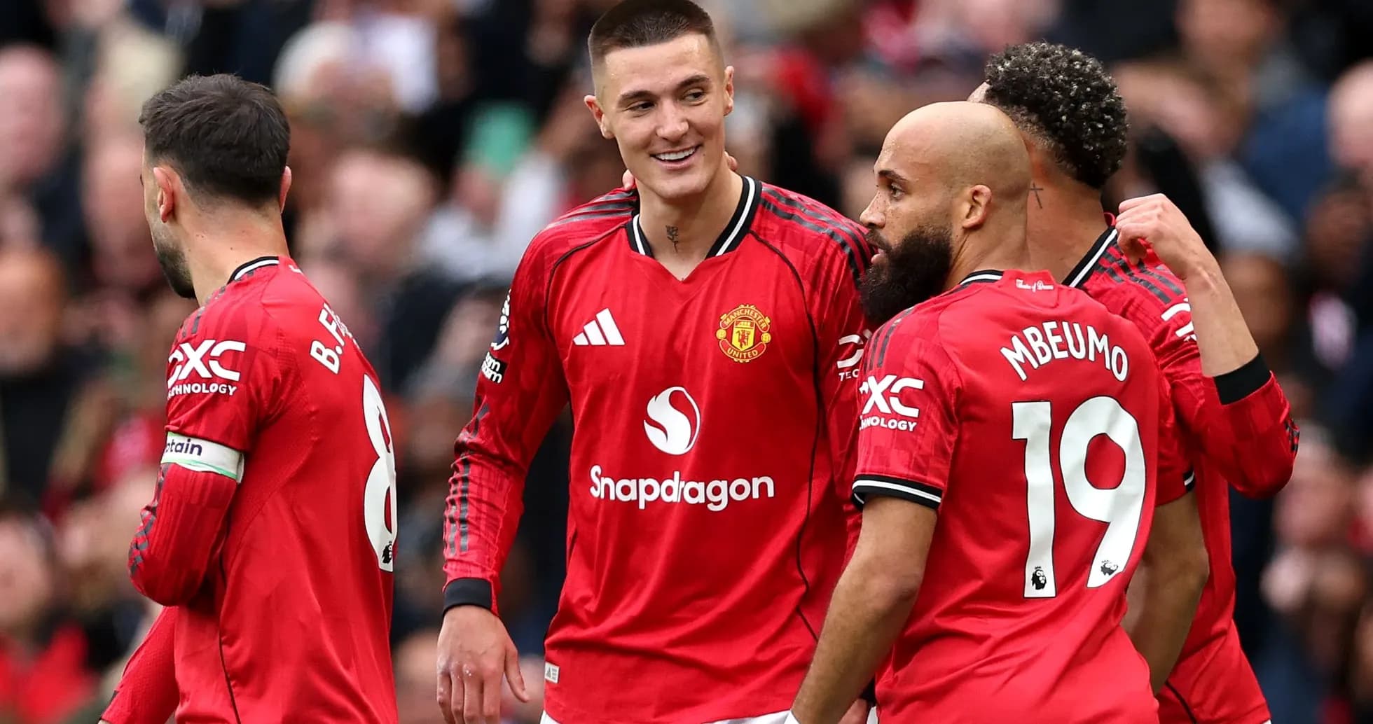 Игроки Manchester United отмечают гол на поле Игроки Manchester United отмечают гол на поле