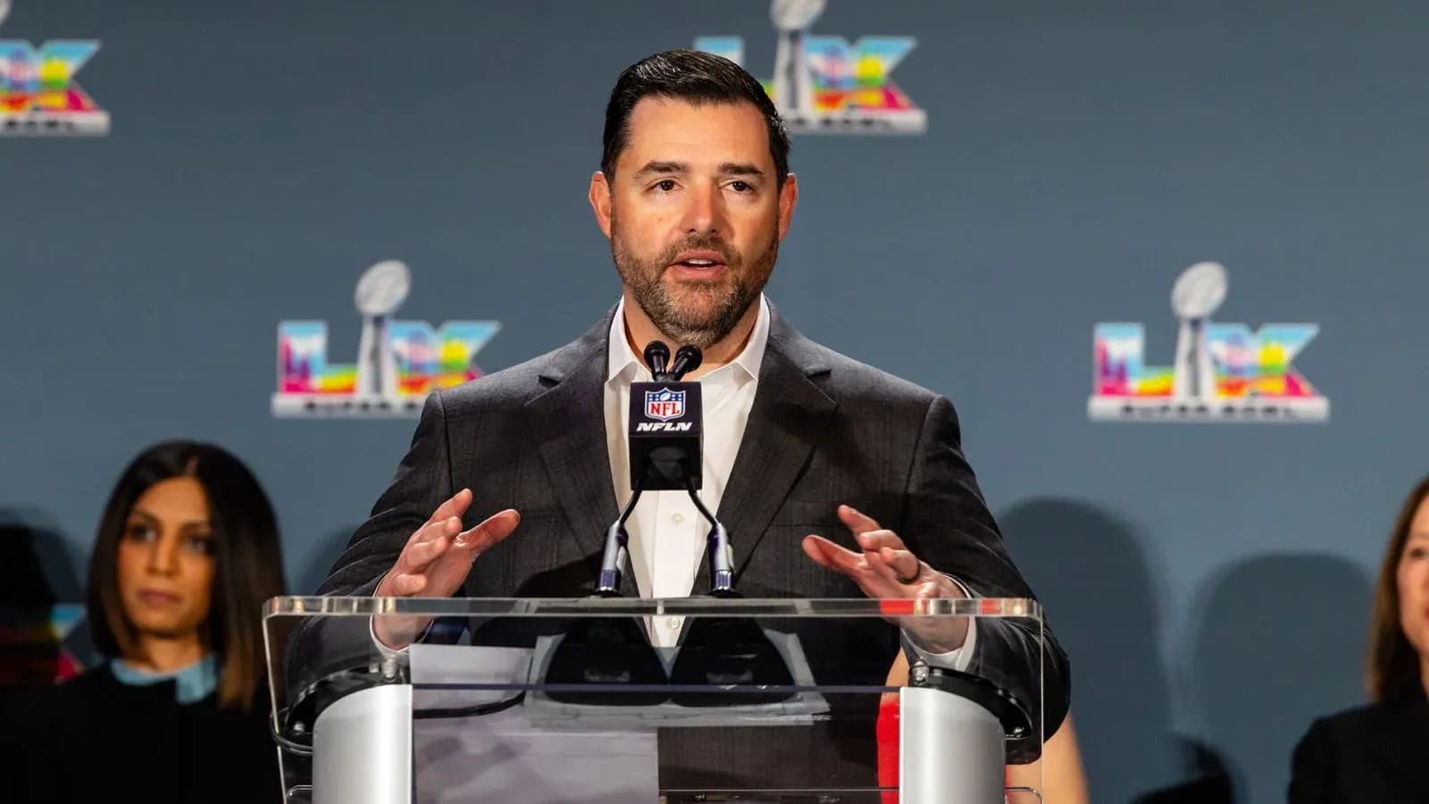 Спикер на пресс-конференции NFL с микрофоном Спикер на пресс-конференции NFL с микрофоном