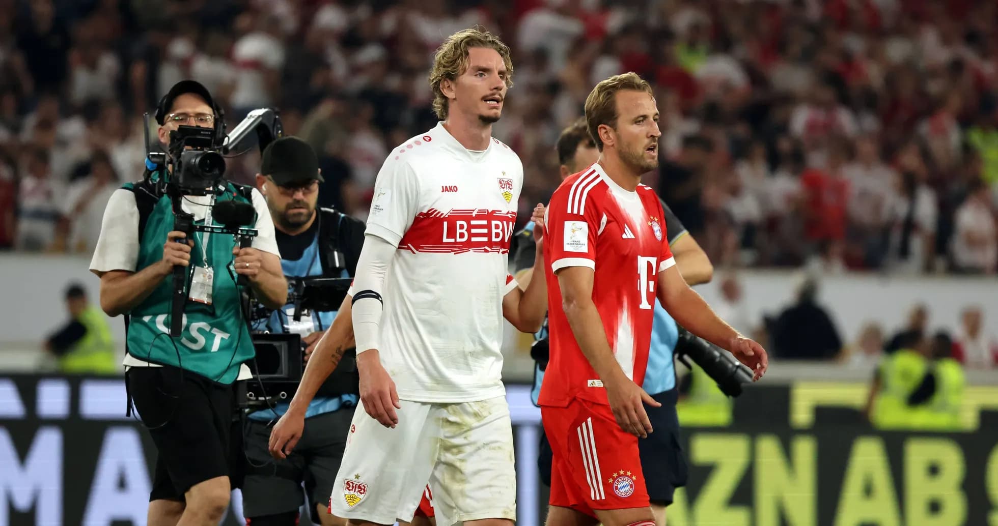 Игроки VfB Stuttgart и Bayern Munich покидают поле Игроки VfB Stuttgart и Bayern Munich покидают поле