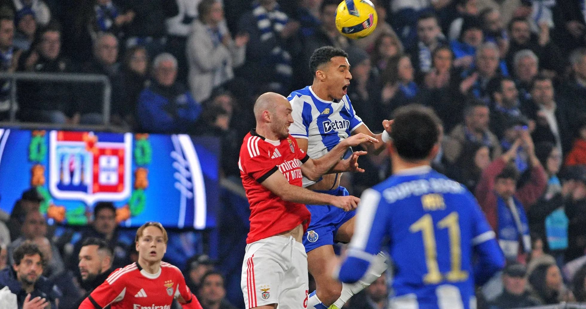 Игроки Porto и Benfica в борьбе за мяч Игроки Porto и Benfica в борьбе за мяч