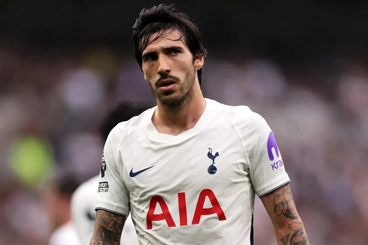 Игрок Tottenham в белой футболке на поле Игрок Tottenham в белой футболке на поле
