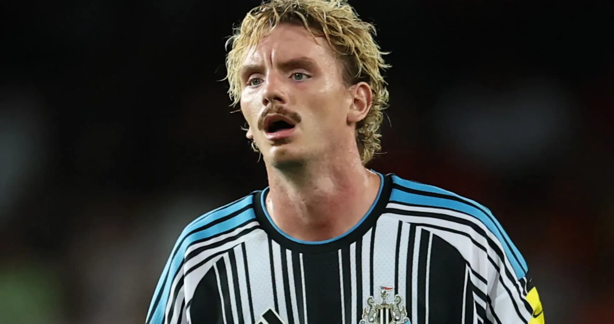Игрок Newcastle United в футболке с полосками Игрок Newcastle United в футболке с полосками