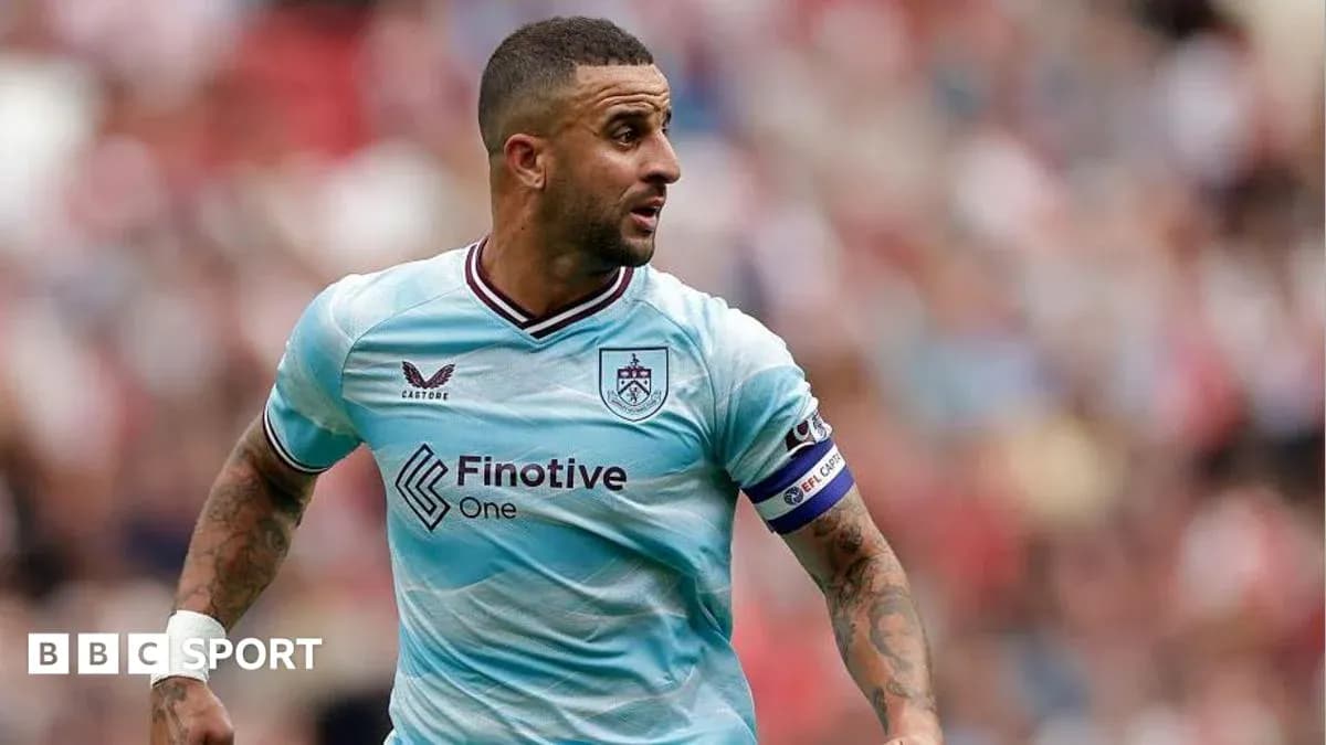 Игрок команды Burnley в игровом процессе на поле Игрок команды Burnley в игровом процессе на поле