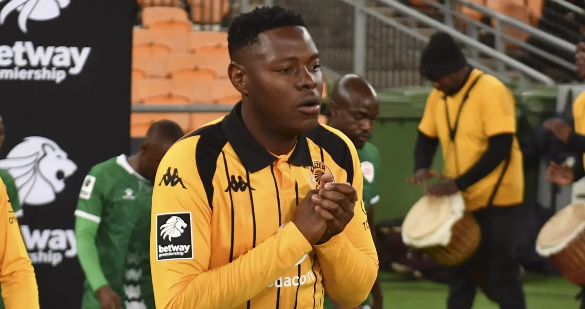 Игрок команды Kaizer Chiefs на поле перед матчем Игрок команды Kaizer Chiefs на поле перед матчем