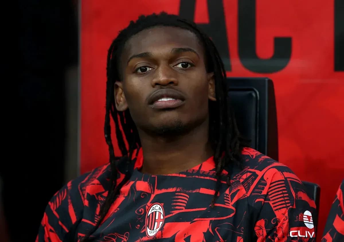 Игрок на скамейке запасных в футболке AC Milan Игрок на скамейке запасных в футболке AC Milan
