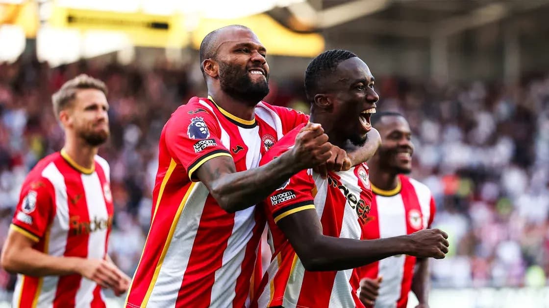 Игроки Brentford празднуют гол на стадионе Игроки Brentford празднуют гол на стадионе