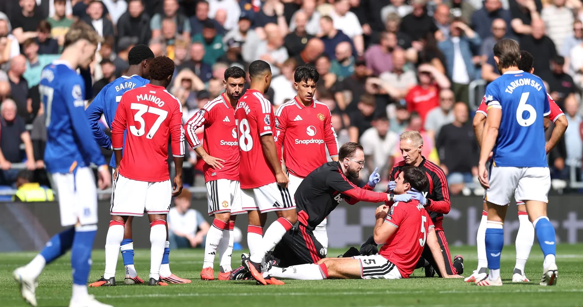 Игроки Manchester United помогают травмированному товарищу Игроки Manchester United помогают травмированному товарищу