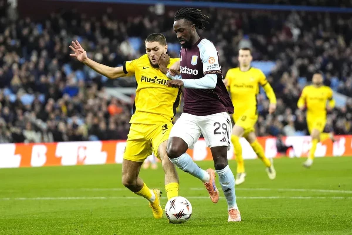 Игроки Aston Villa и противника борются за мяч Игроки Aston Villa и противника борются за мяч