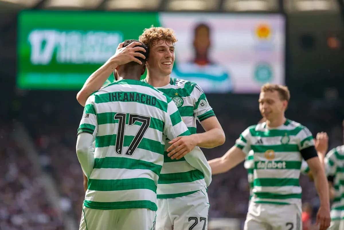 Игроки Celtic празднуют забитый гол на поле Игроки Celtic празднуют забитый гол на поле