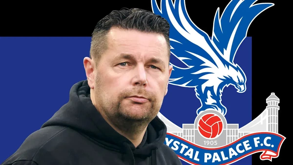 Тренер с логотипом Crystal Palace на фоне Тренер с логотипом Crystal Palace на фоне