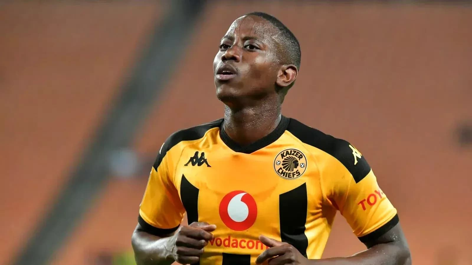 Игрок команды Kaizer Chiefs на поле во время матча Игрок команды Kaizer Chiefs на поле во время матча