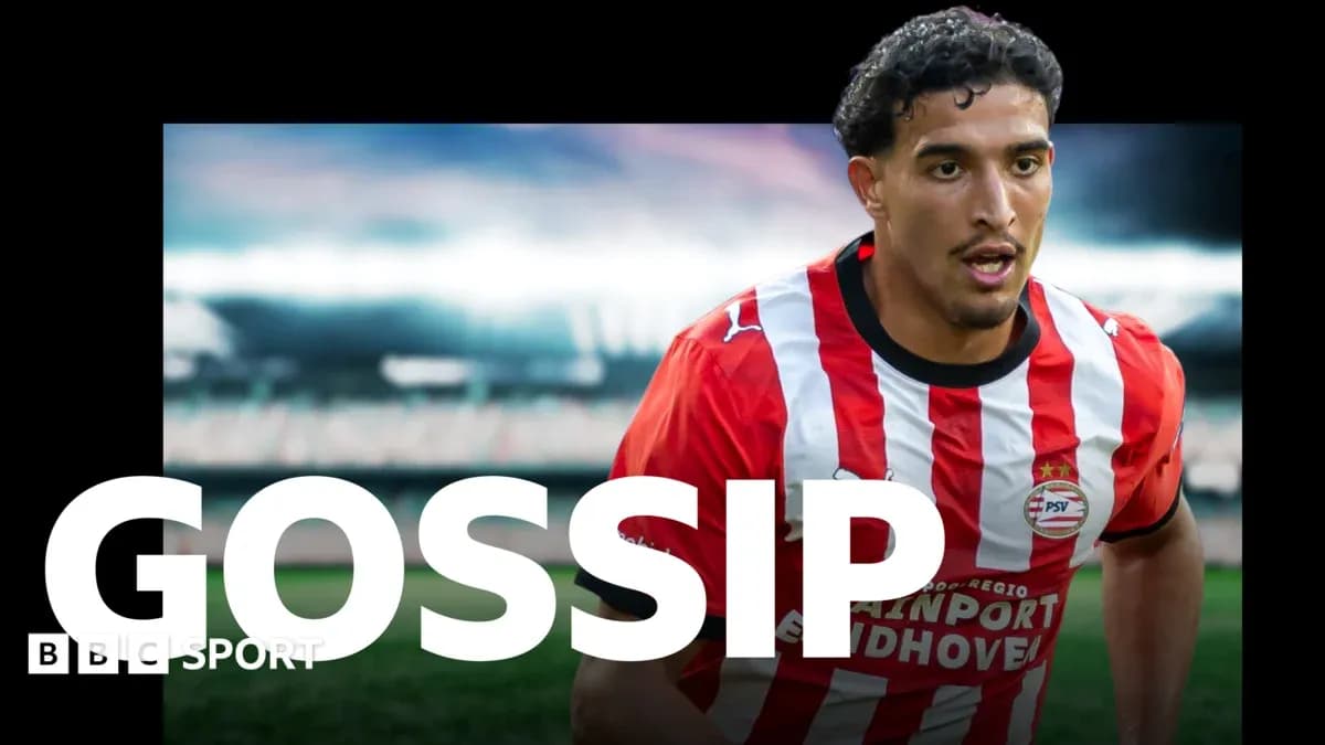Игрок PSV в красной и белой форме на поле Игрок PSV в красной и белой форме на поле