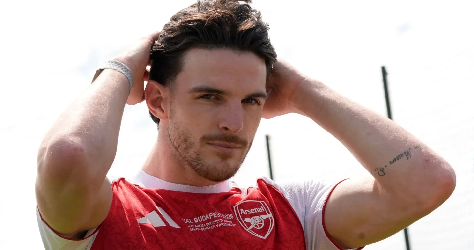 Игрок в форме Arsenal на тренировочном поле Игрок в форме Arsenal на тренировочном поле