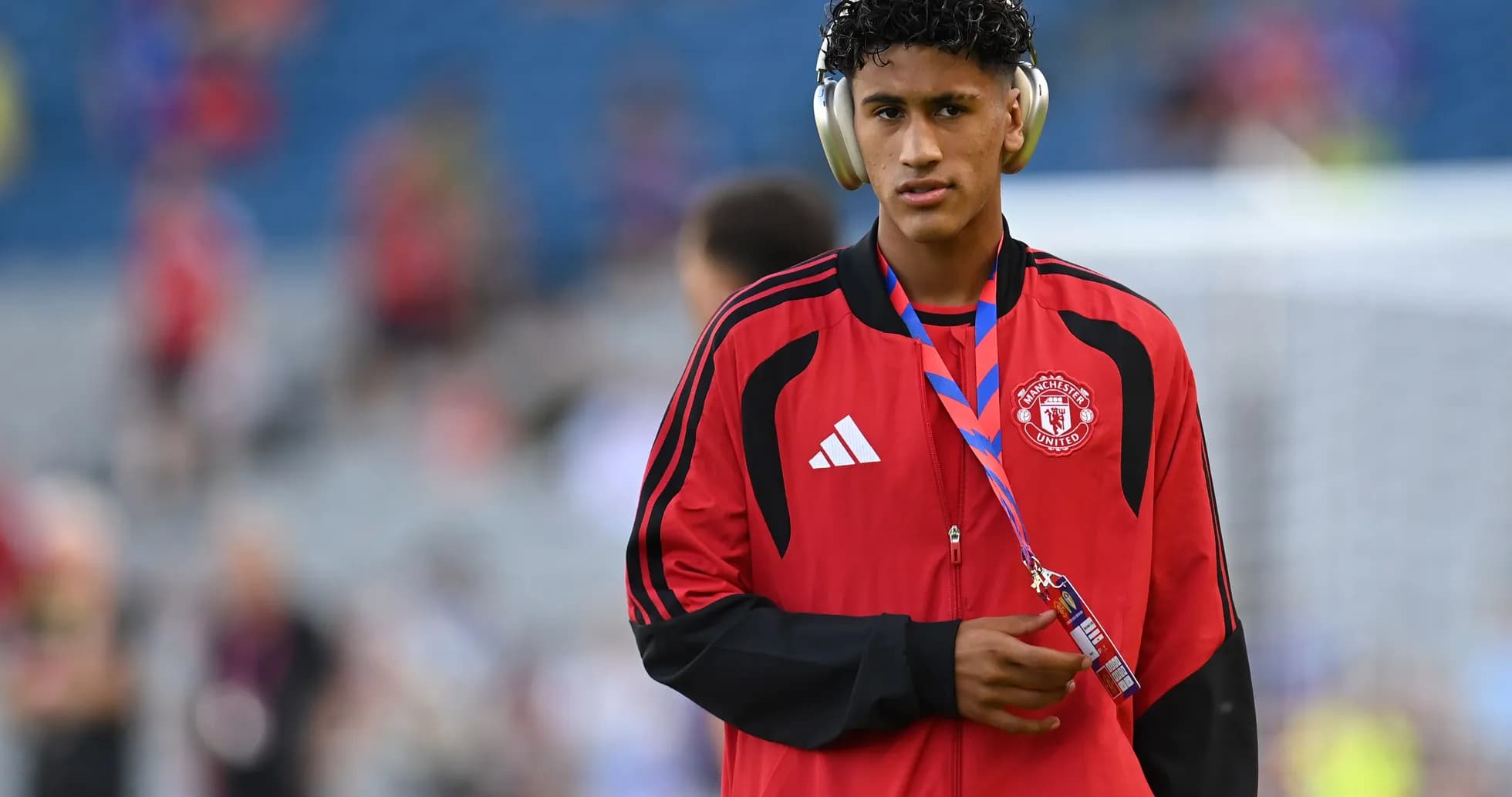 Игрок Manchester United в тренировочном костюме на стадионе Игрок Manchester United в тренировочном костюме на стадионе