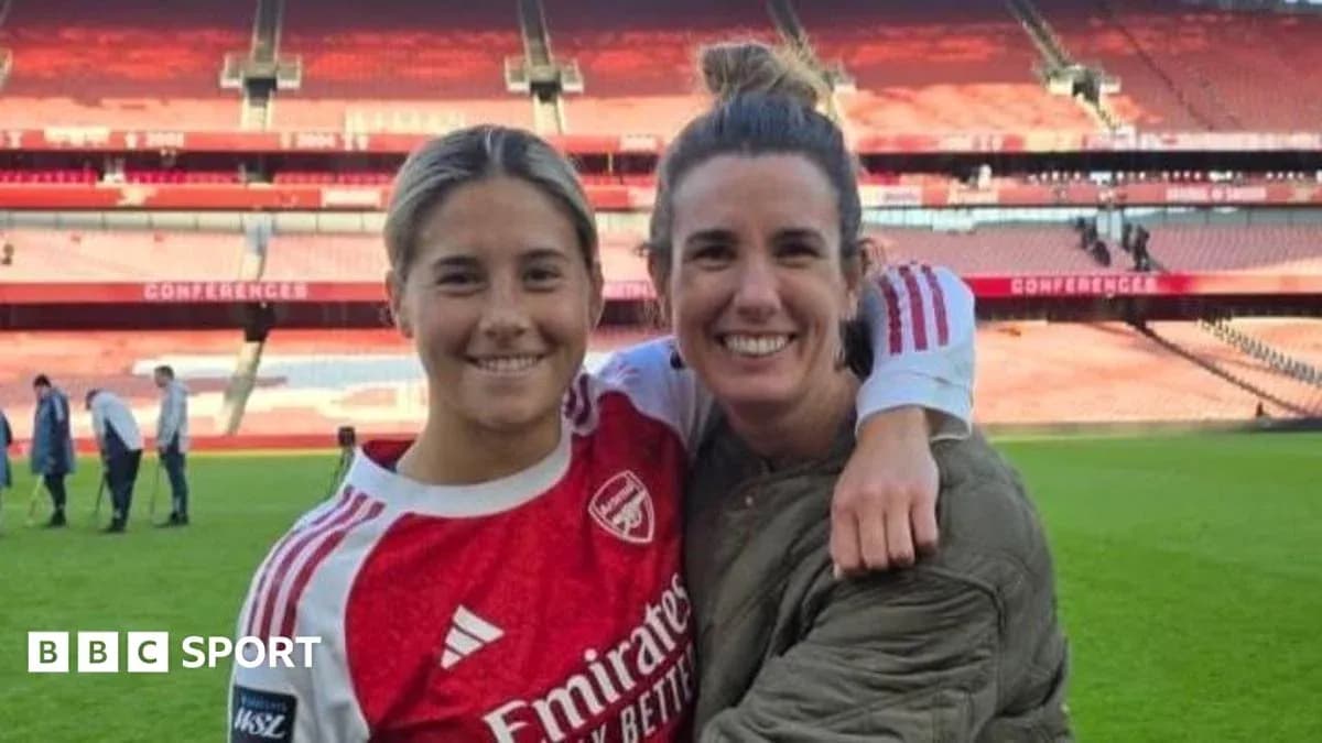 Две женщины в футболках Arsenal на стадионе Две женщины в футболках Arsenal на стадионе