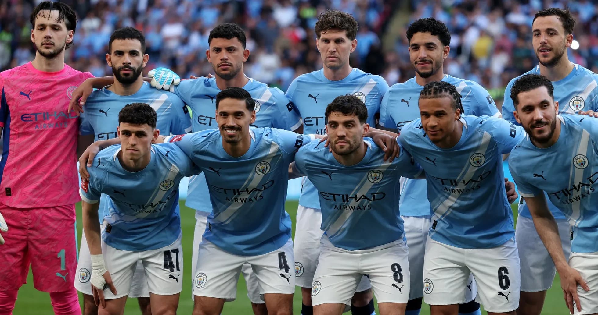 Команда Manchester City позирует перед матчем Команда Manchester City позирует перед матчем